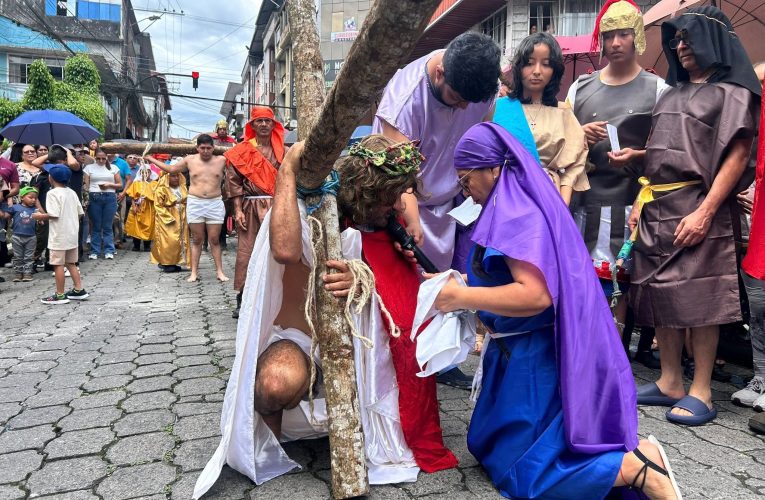 VIACRUCIS VIVIENTE EN PUYO, EL ACTO CENTRAL DEL VIERNES SANTO
